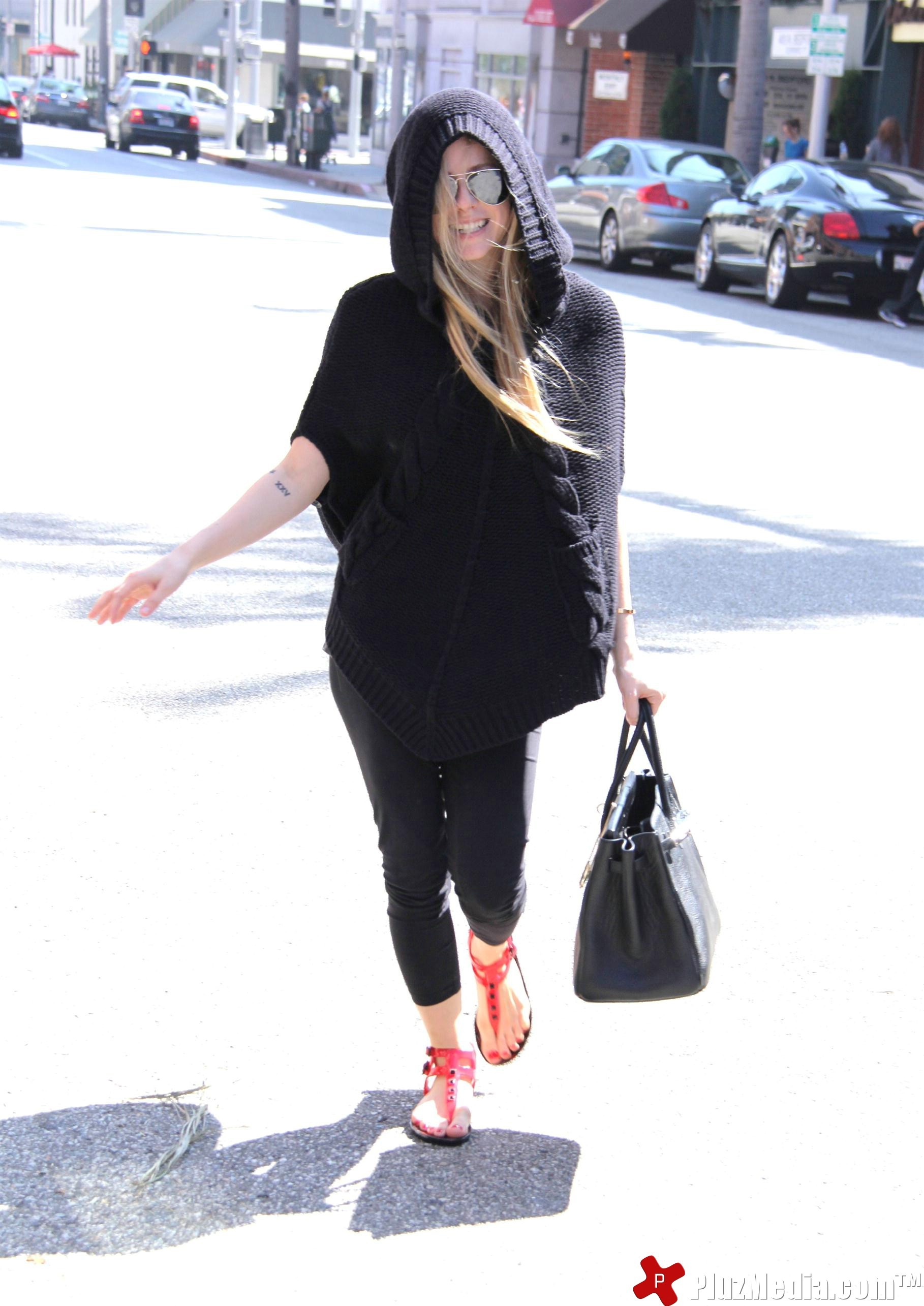 Avril Lavigne after getting her nails done at a salon | Picture 89934